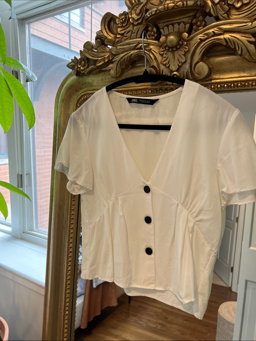 Zara White Short-Sleeve Button V-Neck Blouse with Black Buttons